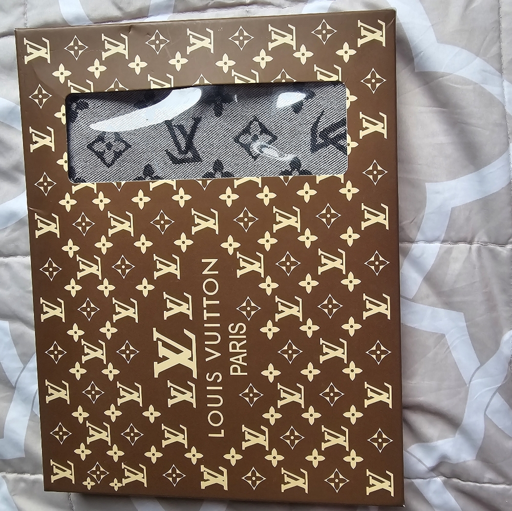 Louis Vuitton 100% cashmere scarf. New! Two faced-light gray and dark gray.